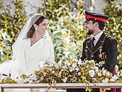 Rádžva Al Saifová a jordánský korunní princ Husajn ve svatební den (Ammán, 1....