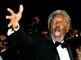 Herec Morgan Freeman pózuje pi píchodu na ervený koberec filmu Roberta...