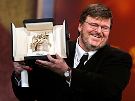 Reisér Michael Moore drí Zlatou palmu za dokumentární film Fahrenheit 9/11...