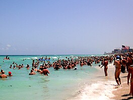 Pokud si chcete vychutnat jemné modré vlny a bílý písek na Hauloveru bez...