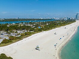 Je to nejv�t�í nudistická plá� v celých Státech, ro�n� sem zamí�í 1,3 milionu...