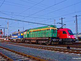 Lokomotivy Hektor, vlevo modrý Malý Hektor, vpravo zelený Velký Hektor
