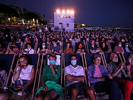 Filmoví fanouci v roukách jsou na festivalu v Cannes pipraveni na venkovní...