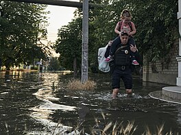 Evakuace lidí z Chersonské oblasti, kterou zaplavila voda ze zniené Kachovské...