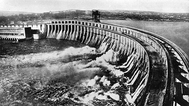 Vodní elektrárna DnproGES byla jedním z nejvtích projekt první ptiletky...
