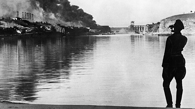 Německý důstojník u odpálené Dněperské přehrady nedaleko města Záporoží (1941)