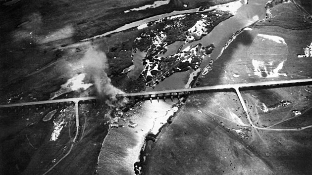 Nálet německého letectva na most přes Dněpr během Operace Barbarossa (1941)