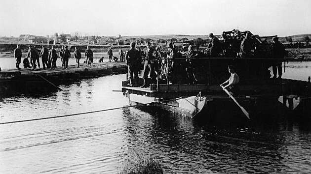 Ukrajina, 1941. Němečtí ženisté budují dočasný most přes Dněpr 