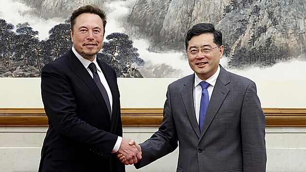 f automobilky Tesla Elon Musk a nsk ministr zahrani chin Kang (30. kvtna 2023)