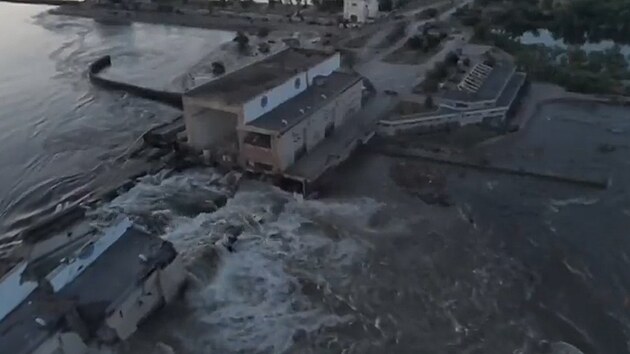 Rusové zničili Kachovskou přehradu, tvrdí Ukrajina. Začala evakuace