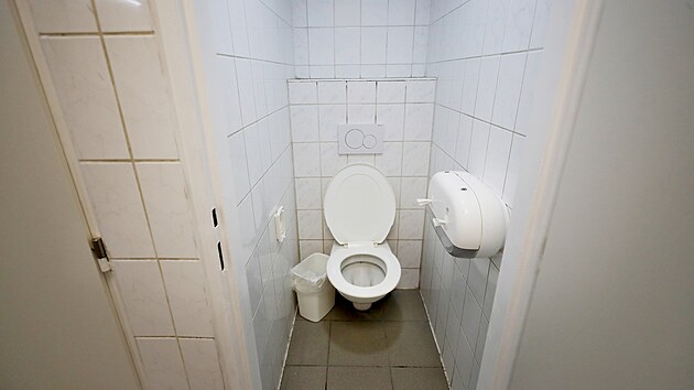 Na hlavním nádraží v Brně jsou po desítkách let opravené a čisté toalety. Dočkaly se velké opravy. Nově na ně lidé smí jen po zaplacení poplatku.