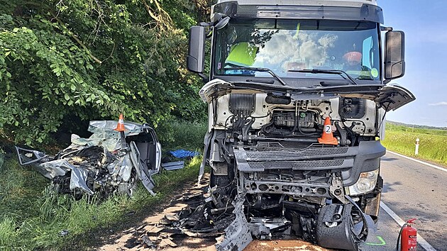 U Písku řidič vozidla osobního auta přejel do protisměru a čelně narazil do protijedoucího kamionu. (2. června 2023)