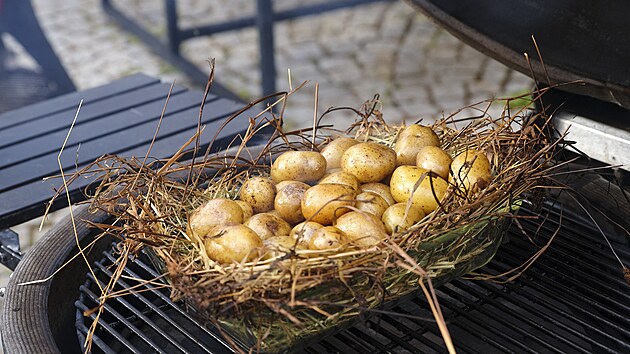 Zámecké brambory známé jako Grenaille vyskládejte do misky vystlané slámou a osolte je.