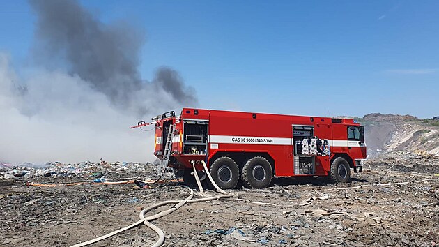 Na Přerovsku hořela skládka nebezpečného odpadu. (3. června 2023)
