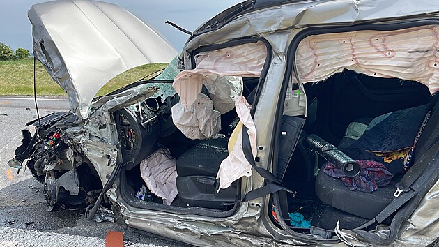 Nehoda pěti aut na obchvatu Slaného. Čtyři lidé se zranili, jednoho museli vyprošťovat hasiči. (1. června 2023)