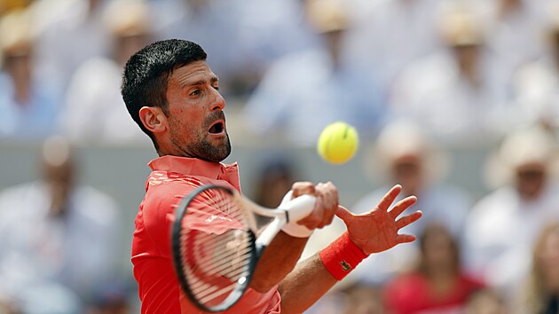 Srb Novak Djokovi hraje forhend v semifinle Roland Garros.