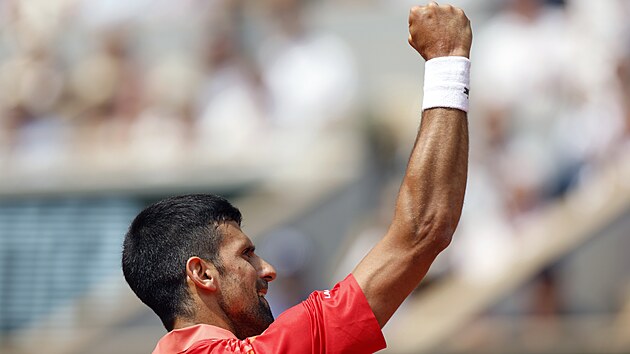 Novak Djokovi slav vyuit brejkbolu v semifinle Roland Garros.