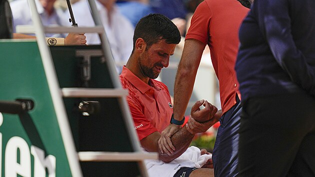 Novak Djokovi si nechv oetovat pedlokt v semifinle Roland Garros.