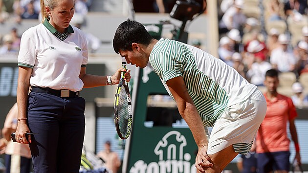 Carlose Alcaraze trpily kee bhem semifinlovho zpasu na Roland Garros.
