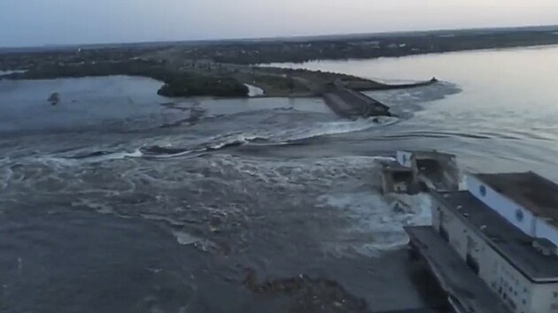 Na snmku z videa zveejnnho ukrajinskou prezidentskou kancel protk voda prrvou v pehrad Kachovka. (6. ervna 2023)
