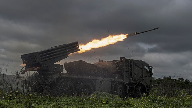 Ukrajintí písluníci 55. samostatné dlostelecké brigády pálí z raketometu...