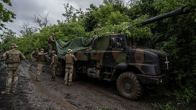 Ukrajinští příslušníci 55. samostatné dělostřelecké brigády připravují samohybnou houfnici Cézar k palbě na ruské jednotky uprostřed ruského útoku na Ukrajinu u města Avdijivka v Doněcké oblasti. (31. května 2023)