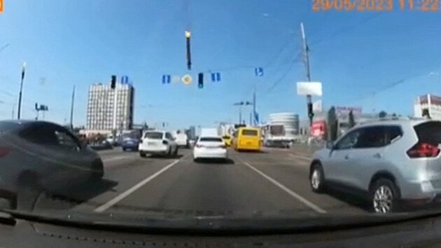Raketa padá na silnici během ruského útoku na Ukrajinu v Kyjevě na snímku z videa ze sociálních sítí. (29. května 2023)
