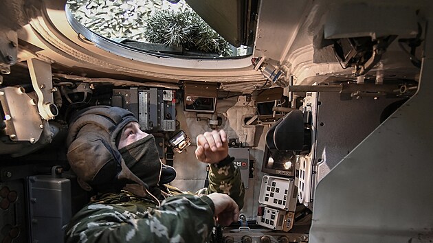 �len pos�dky kontroluje rusk� arm�dn� tank. (22. kv�tna 2023)