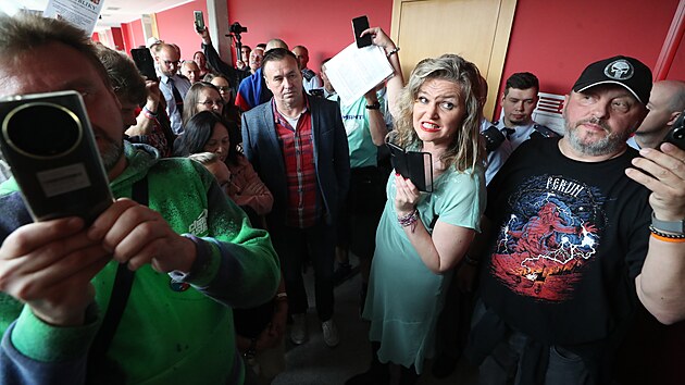 V Praze pokra�uje soud v p��padu Patrika Tu�la, kter� je ob�alovan� kv�li obt�ov�n� ��fa �esk� l�ka�sk� komory Milana Kubka. Tu�lova podporovatelka Jana Peterkov� (uprost�ed) p�ed soudn� s�n�. (7. �ervna 2023)