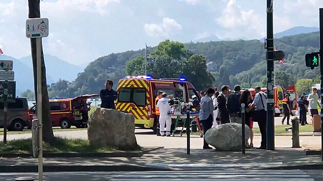 Zdravotnci a zchrani v parku ve francouzskm Annecy na mst, kde zranil mu noem tyi dti a jednoho dosplho. (8. ervna 2023)