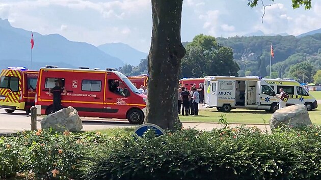 Zdravotníci a záchranáři v parku ve francouzském Annecy na místě, kde zranil muž nožem čtyři děti a jednoho dospělého. (8. června 2023)