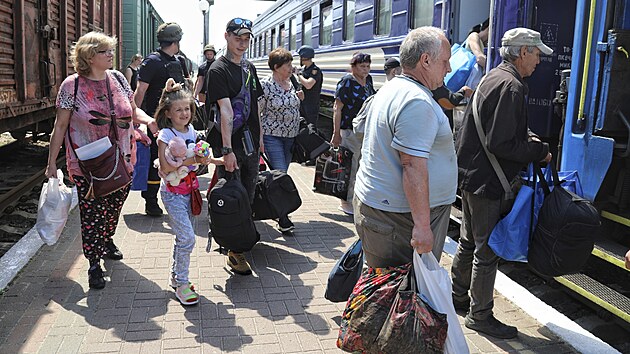 Evakuace lidí z Chersonské oblasti, kterou zaplavila voda ze zničené Kachovské přehrady, Ukrajina. (6. června 2023)
