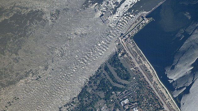 Staelitní snímek škod na zničené přehradě Kachovka na jihu Ukrajiny. (6. června 2023).