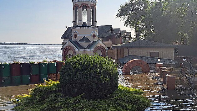 V okupované Chersonské oblasti pokračují záplavy po zničení vodní elektrárny Kachovka. (6. června 2023)