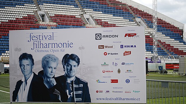 Fotbalov klub SK Sigma Olomouc spolu s Moravskou filharmoni Olomouc a dalmi partnery pipravil koncert na Androv stadionu pod nzvem Festival filharmonie. Na stadionu fotbalov SK Sigmy Olomouc vyrostlo pdium o rozmrech 15x12 metr. eta v potu patncti mu mla na jeho stavbu 48 hodin. Kolos sm o sob v 12 tun.