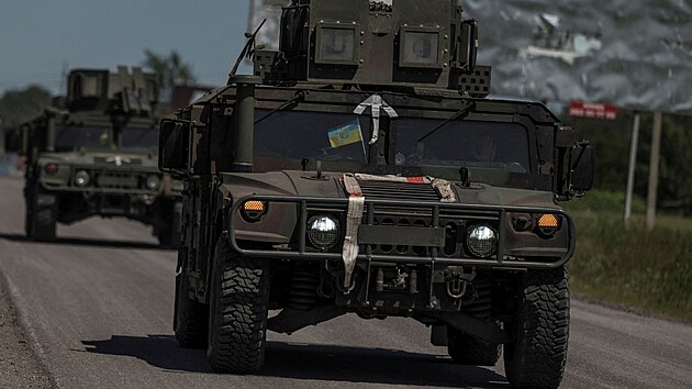 Vozidla Humvee se pohybují po silnici poblíž ukrajinsko-ruských hranic v Charkovské oblasti. (4. června 2023)