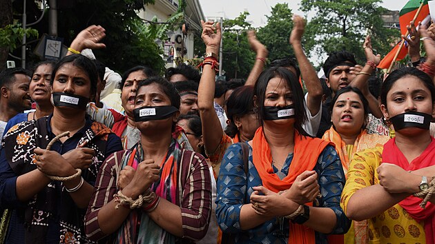 Lid v indick Kalkat protestuj proti nsil na ench. (28. dubna 2023)