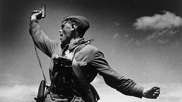 Ruský voják na snímku fotografa Maxe Alperta dává za druhé světové války povel...