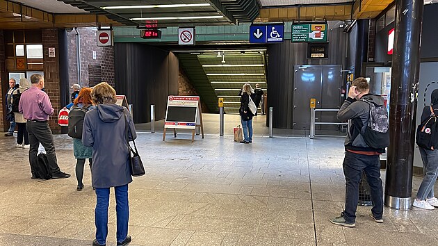 Po pádu ženy do kolejí ve stanici Nové Butovice bylo zastaveno metro B (6. června 2023)