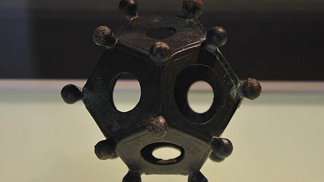 Kouzelný předmět, pramenící z keltského náboženství. Ty povrchové výstupky prý naznačují pohanskou magii, říká jedna z teorií. Tento dodekaedr je v muzeu v belgickém Tongerenu.