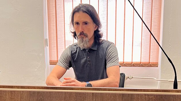 Bývalý učitel gymnázia v Krupce na Teplicku Miroslav Lachman v jednací síni Okresního soudu v Teplicích. (8. června 2023)