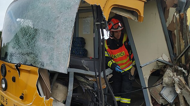 Záchranáři zasahují u nehody vlaku a kamionu nedaleko Holešova.
