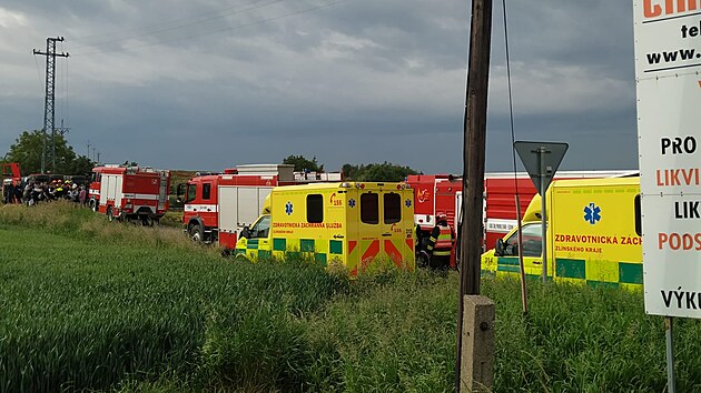 Záchranáři zasahují u nehody vlaku a kamionu nedaleko Holešova.