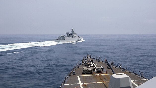 nsk vlen lo provedla nebezpen manvr v blzkosti americkho torpdoborce USS Chung-Hoon v Tchajwanskm prlivu, uvedlo americk nmonictvo. (4. ervna 2023)
