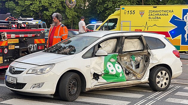 Ve Švehlově ulici se střetla tramvaj s autem. (9. června 2023)