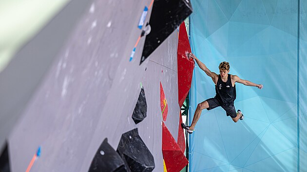 Devatenctilet francouzsk lezec Mejdi Schalck na boulderingovm Svtovm pohru v Praze