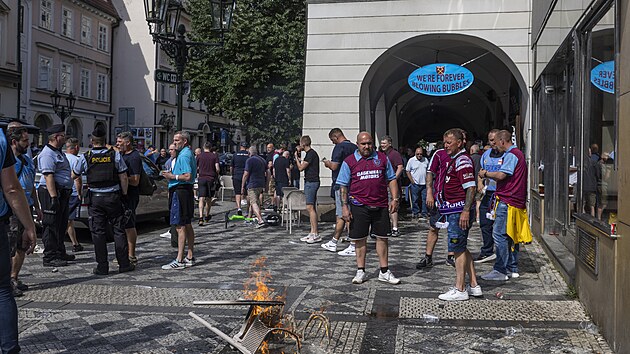 V baru v Rytířské ulici v centru Prahy dnes odpoledne fanoušci Fiorentiny napadli příznivce West Hamu. (7. června 2023)