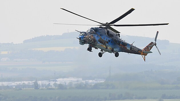 Den otevench dve slavsk zkladny. Jedna z poslednch monost vidt ve vzduchu bitevnk Mi-2, ne je v armd nahrad nov americk stroje