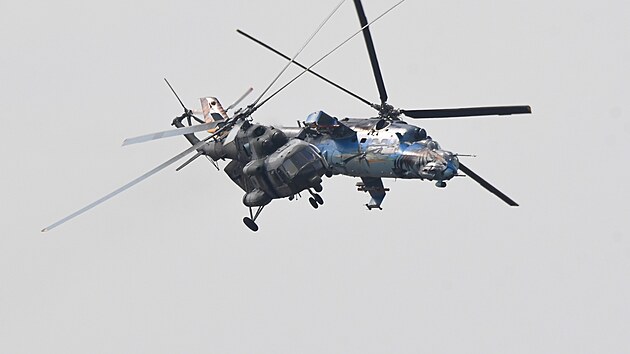 Den otevench dve slavsk zkladny. Bitevnk Mi-24 a transportn Mi-17