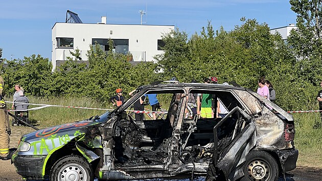 Dětský den na Kopanině. Kaskadér naboural do staré felicie, profesionální hasiči z Letiště Praha z ní vystříhali figurínu řidiče, auto zapálili a uhasili.